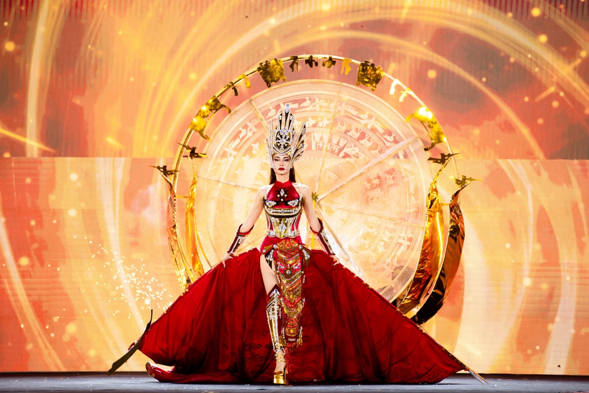 Some outfits impress viewers due to their uniqueness. Photographed is an outfit by designer Nguyen Quoc Dat featuring the legend of Lac Long Quan and Au Co who fought evils to gain peace for the country.