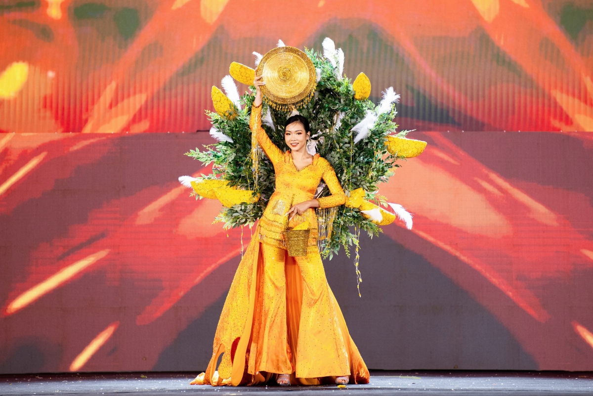 Contestants put on outfits created by more than 40 fashion designers from across the country. Each design features traditional aspects of culture and the daily lives of Vietnamese people.