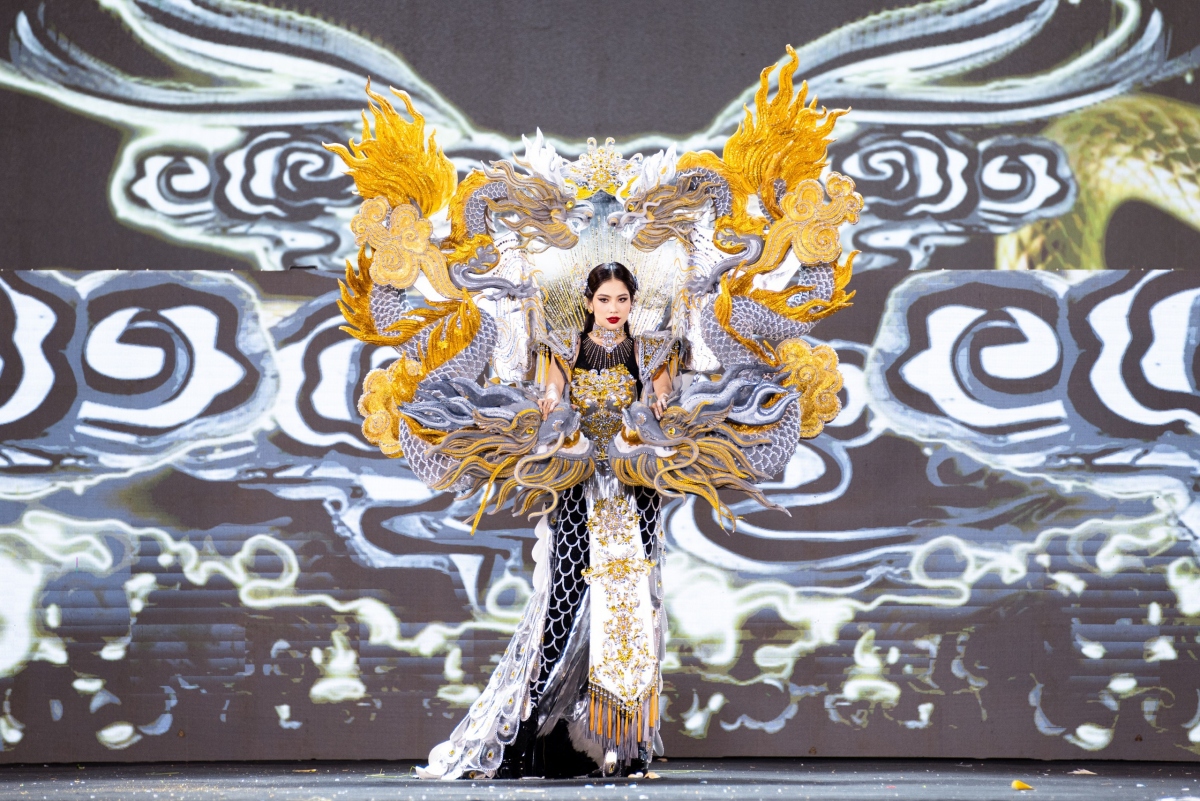 An outfit created by designer Ngo Hai Dang showcases the Ninh Van stone carving village in the northern province of Ninh Binh.