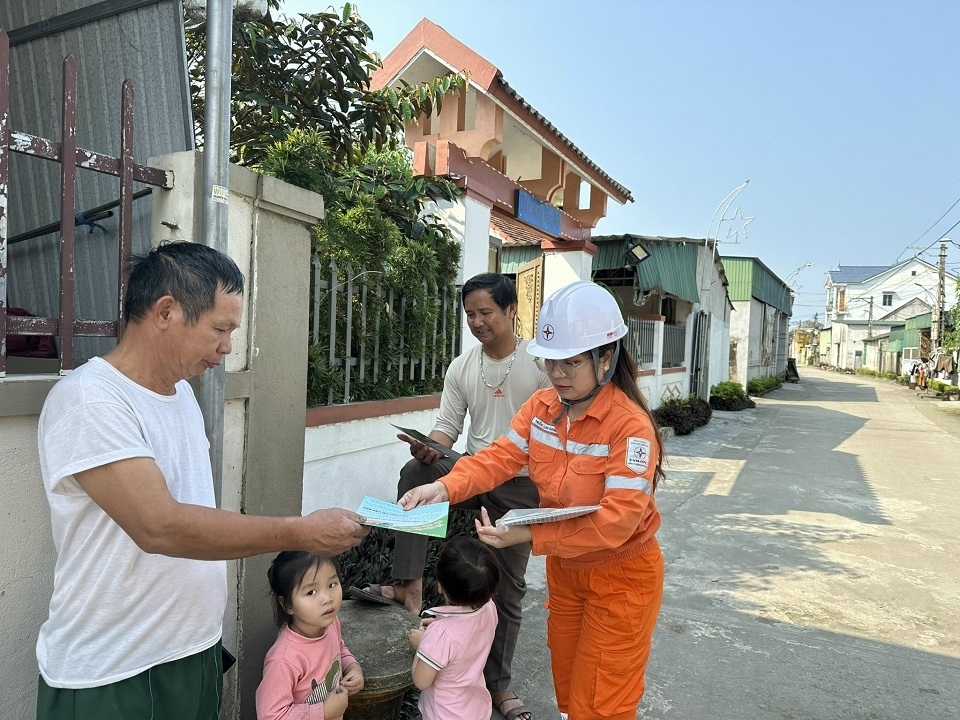 Ngành Điện Hà Tĩnh tuyên truyền tới người dân các văn bản quy phạm pháp luật về an toàn điện.