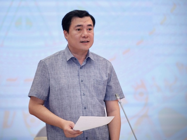 Thứ trưởng Bộ Công Thương Nguyễn Sinh Nhật Tân thông tin với báo chí về việc triển khai cơ chế mua bán điện trực tiếp giữa đơn vị phát điện năng lượng tái tạo với khách hàng sử dụng điện lớn - Ảnh: VGP/Nhật Bắc