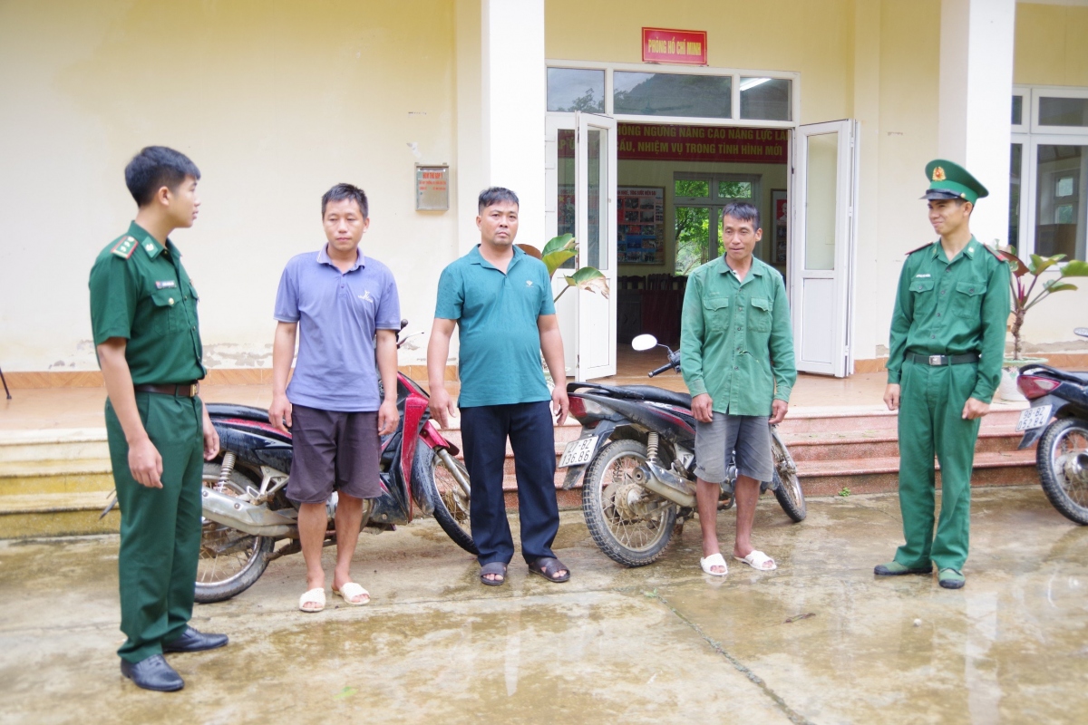 Các đối tượng bị bắt tại Đồn Biên phòng Pa Thơm (bên trái ảnh là Nạ Văn Họa, Lò Văn Sơn, Lò Văn Nhọt. (Ảnh: Anh Dũng)
