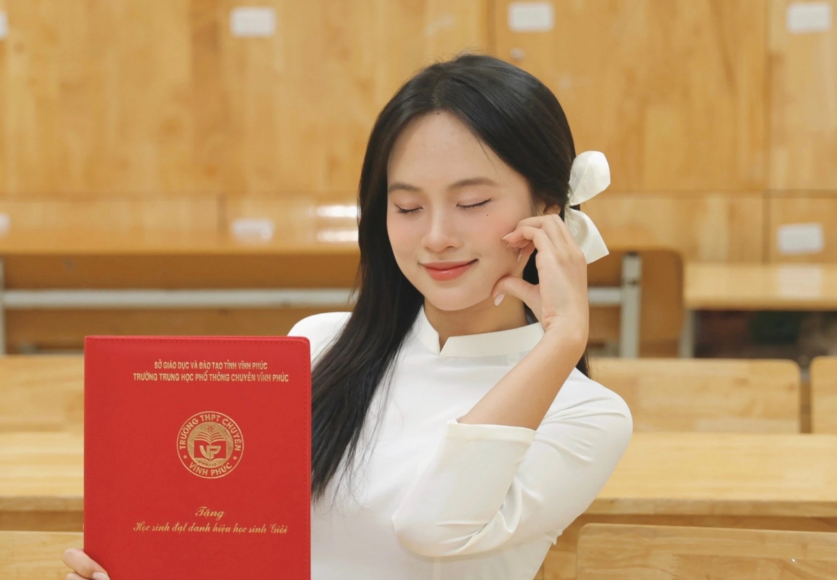 Ngoài thành tích học tập xuất sắc, tân thủ khoa Nguyễn Phương Linh còn là một lớp trưởng trách nhiệm. (Ảnh: NVCC)