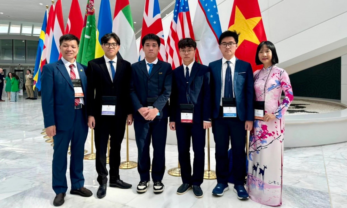 Đội tuyển Việt Nam dự thi Olympic Sinh học quốc tế 2024 (từ trái qua phải): PGS.TS Đinh Đoàn Long (Trưởng đoàn), em Đặng Tuấn Anh, Nguyễn Tiến Lộc, Nguyễn Sĩ Hiếu, Hồ Đức Trung, PTS.TS Lê Thị Phương Hoa (Phó đoàn).