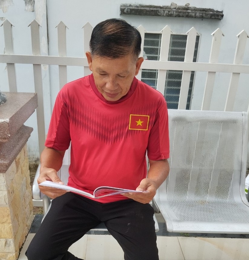 Ông Huỳnh Ngọc Quang, xã Giao Long, huyện Châu Thành, Bến Tre ôn lại những lời dạy của Tổng Bí thư Nguyễn Phú Trọng.
