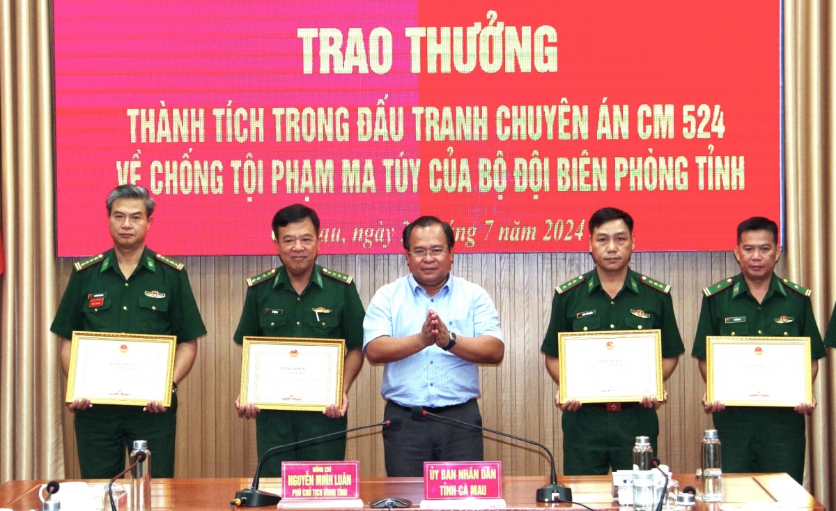 Ông Nguyễn Minh Luân - Phó Chủ tịch UBND tỉnh Cà Mau trao Bằng khen cho các chiến sĩ