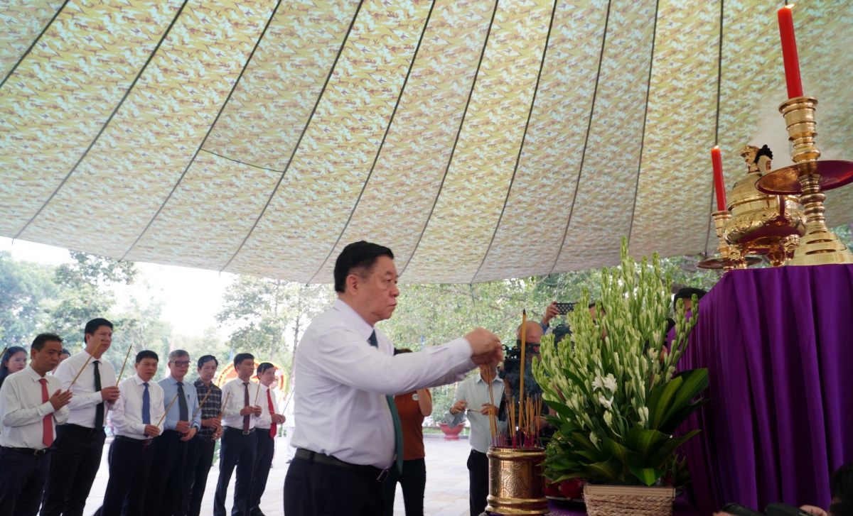 Ông Nguyễn Trọng Nghĩa thắp hương tưởng nhớ các liệt sĩ (ảnh: S.H)