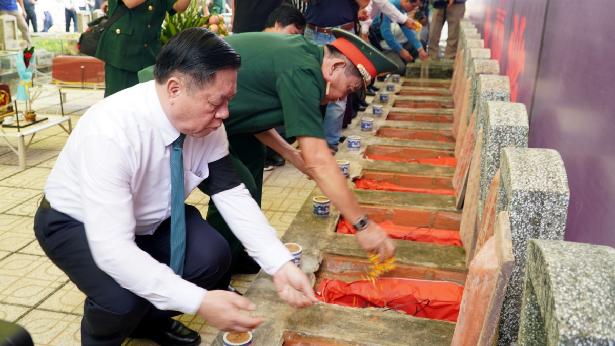 Ông Nguyễn Trọng Nghĩa và các đại biểu làm lễ an táng (ảnh: S.H)