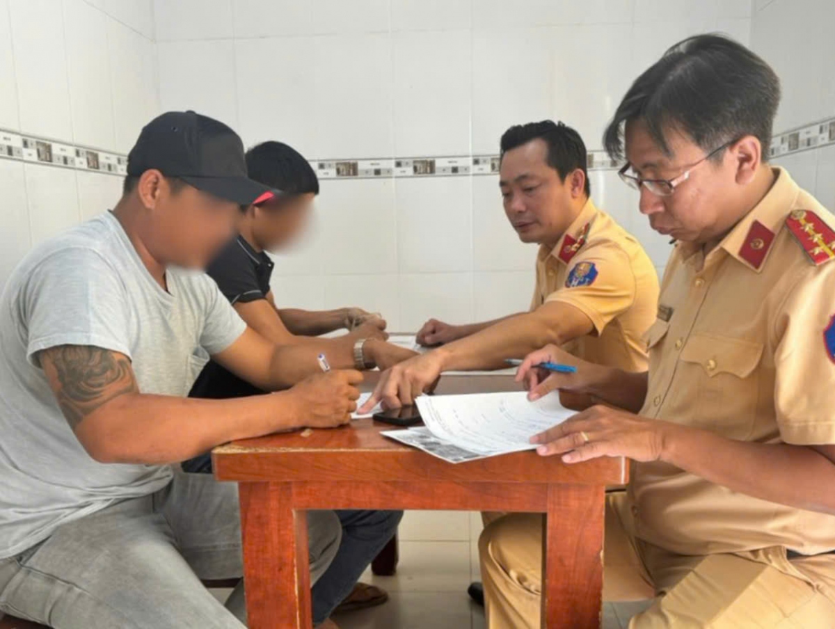 Ông T.H.N cùng chủ xe là ông N.V.C có mặt tại Đội CGST An Lạc để xử lý vụ việc (Ảnh: CACC)