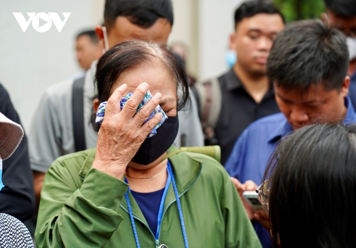 This woman cannot hold back her tears when Vietnam loses a respected and competent leader.