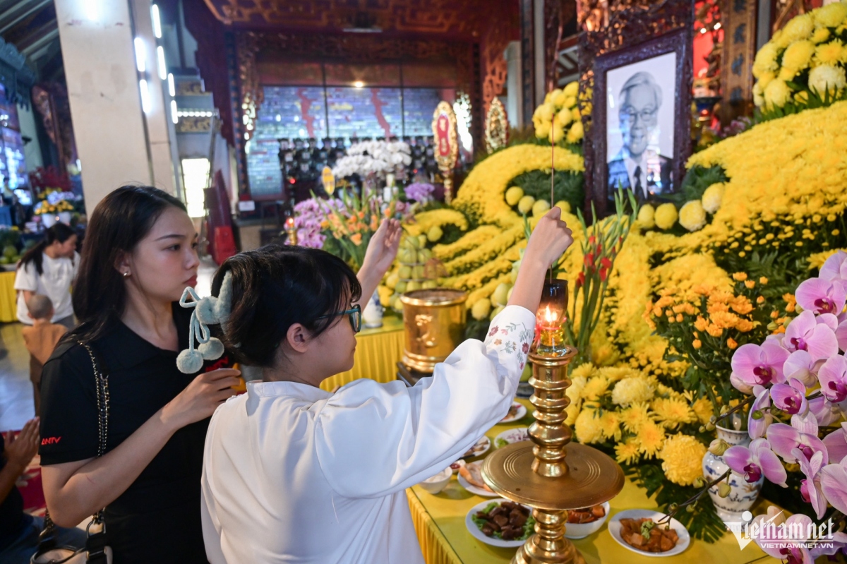 Young people come to show their respect for the Vietnamese Party leader.