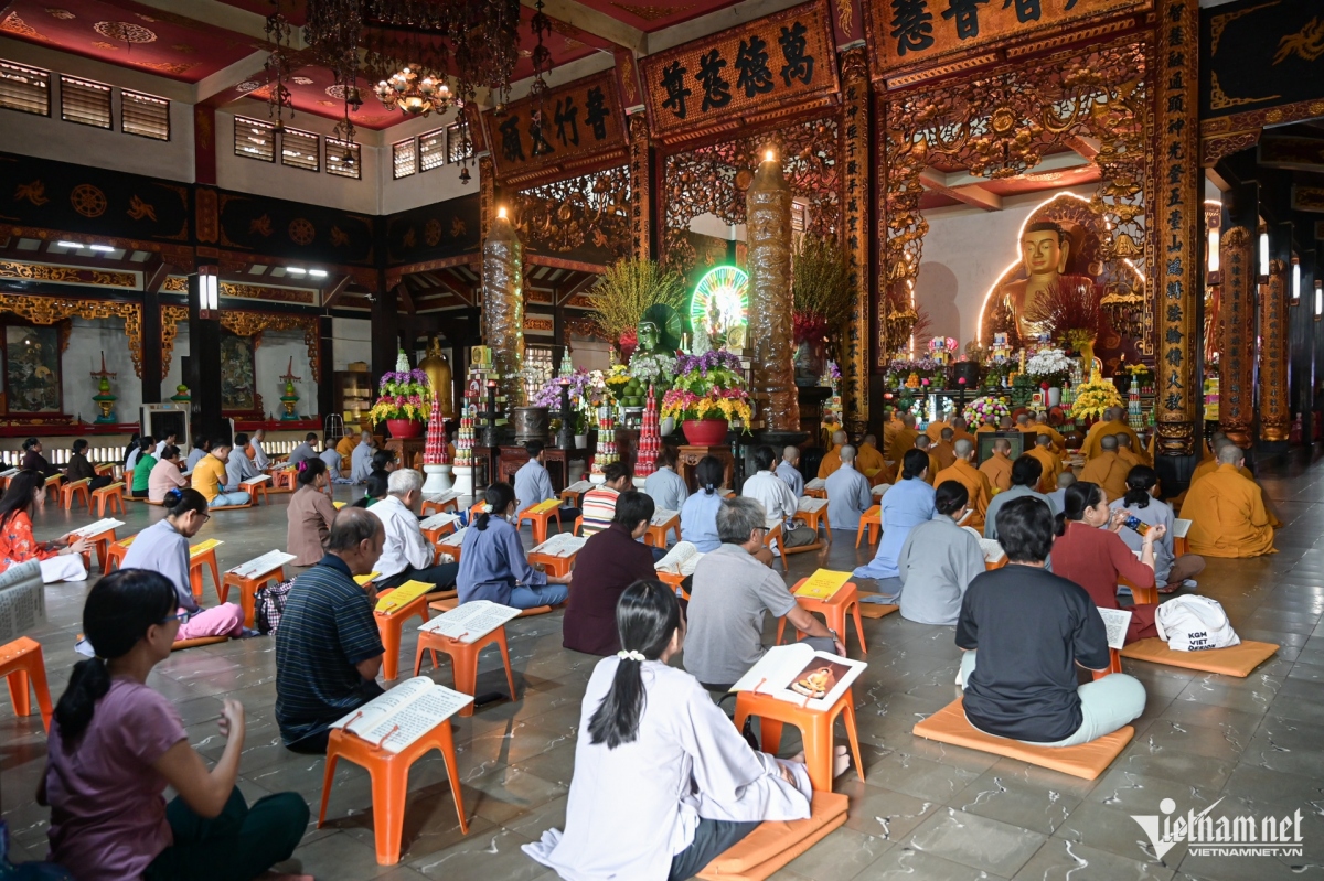 Buddhists gather together at Vinh Nghiem pagoda to hold a memorial service to express their deep respect for the Party leader, as well as to mourn the loss of Party General Secretary Nguyen Phu Trong.