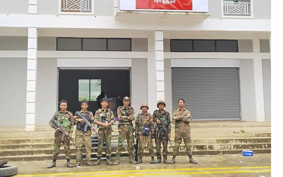 Nhóm phiến quân Quân đội Giải phóng quốc gia Ta'ang chụp ảnh trước một tòa nhà mà nhóm này mới đánh chiếm. Ảnh: AP.
