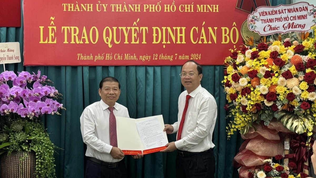Phó Bí thư thường trực Thành ủy Nguyễn Hồ Hải trao quyết định cho ông Nguyễn Thanh Sang. (Ảnh L.H)