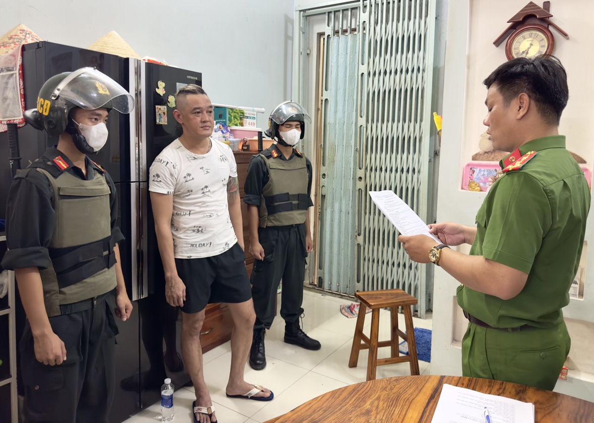 Phòng Cảnh sát hình sự Công an tỉnh Bạc Liêu tống đạt lệnh bắt Lê Minh Cường.