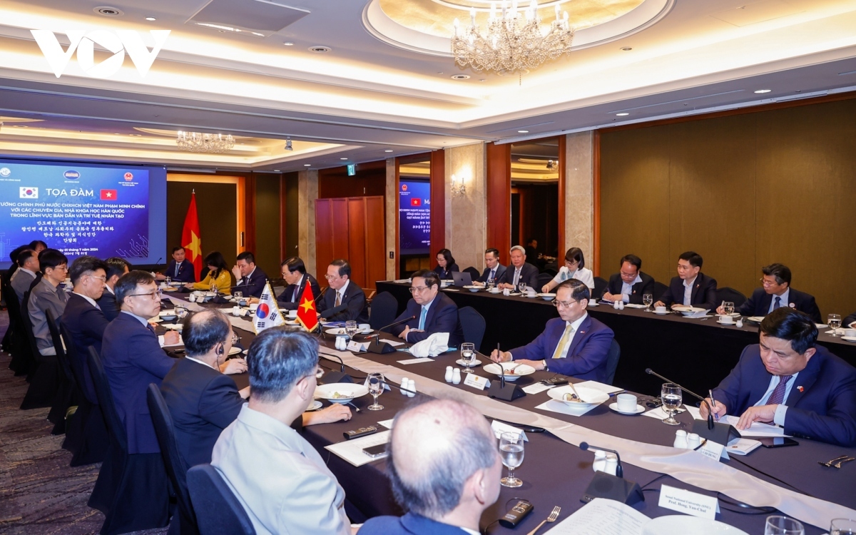 The RoK is ready to cooperate with Vietnam in the field of semiconductors and artificial intelligence through specific projects to be deployed, RoK experts and scientists told Vietnamese leader during a working lunch in Seoul on July 1.