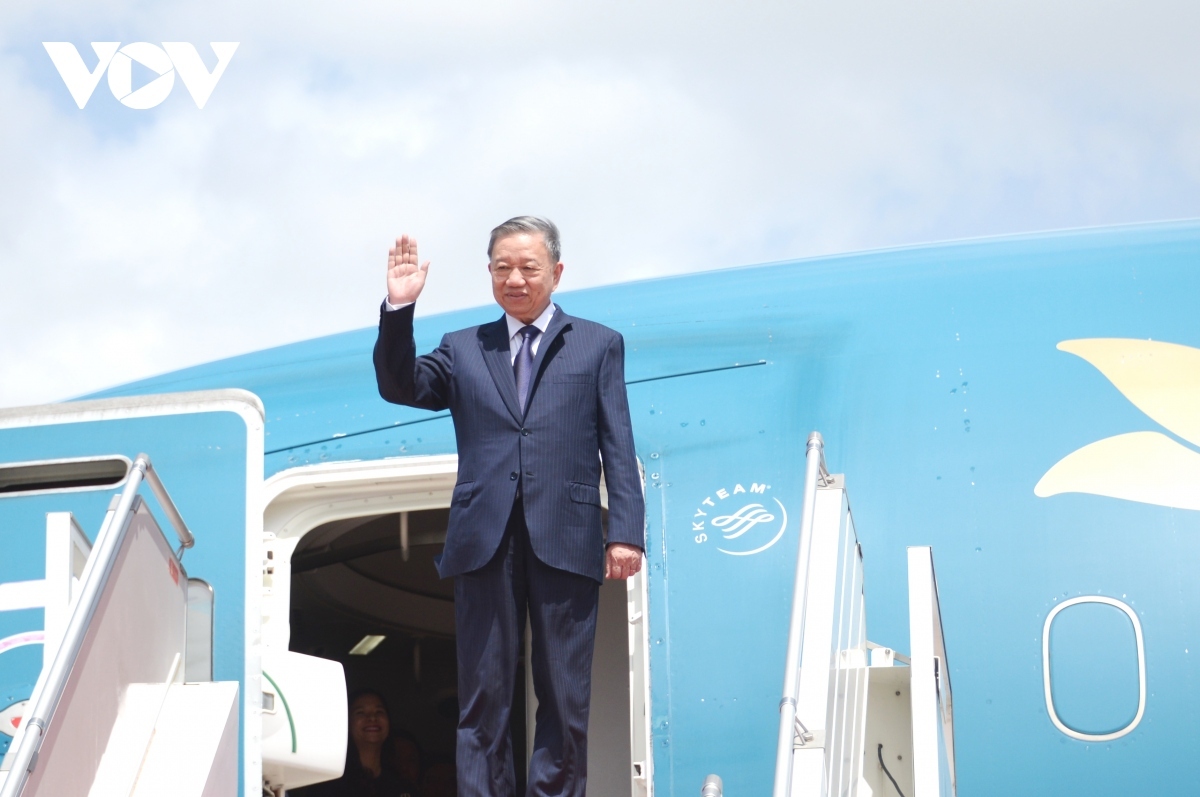 President To Lam and his high-level delegation touch down at Phnom Penh International Airport in Phnom Penh on July 12 afternoon.