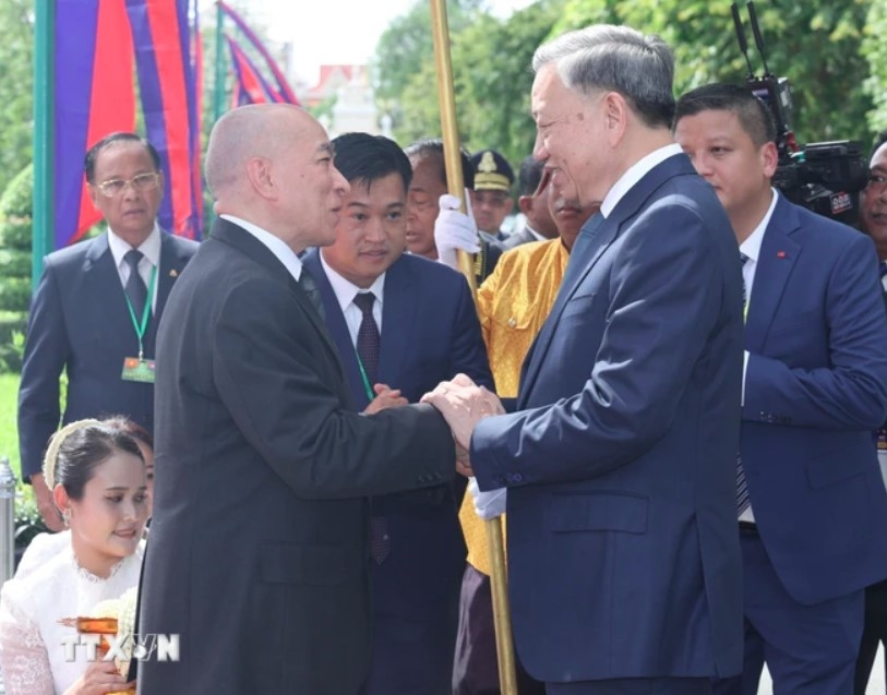 Cambodian King Preah Bat Samdech Preah Boromneath Norodom Sihamoni hosts a welcoming ceremony for visiting Vietnamese President To Lam in Phnom Penh on July 12. (Photo: VNA)