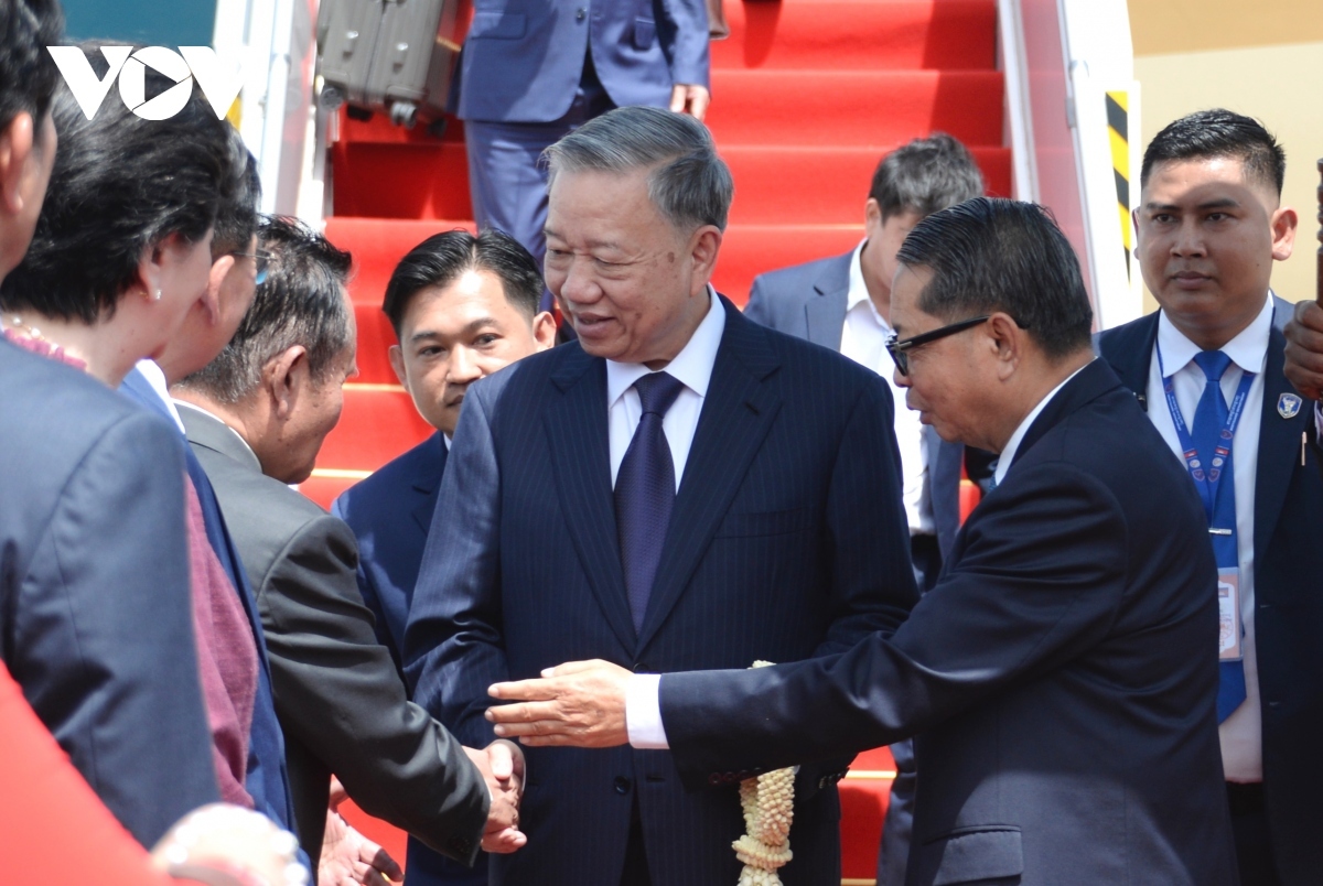 Those welcoming the Vietnamese State leader and his delegation include Senior Minister in charge of General Affairs of the Ministry of the Royal Palace Kuy Sophal, Minister of Tourism Sok Soken, Cambodian Ambassador to Vietnam Chea Kimtha, and Vietnamese Ambassador to Cambodia Nguyen Huy Tang, officials of the Cambodian Ministry of Foreign Affairs alongside Vietnamese Embassy staff in Cambodia.