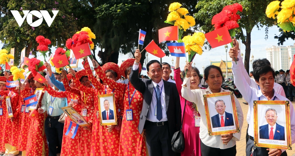 Many Vietnamese expats in Cambodia wave national flags and flowers on the main streets to welcome President To Lam.