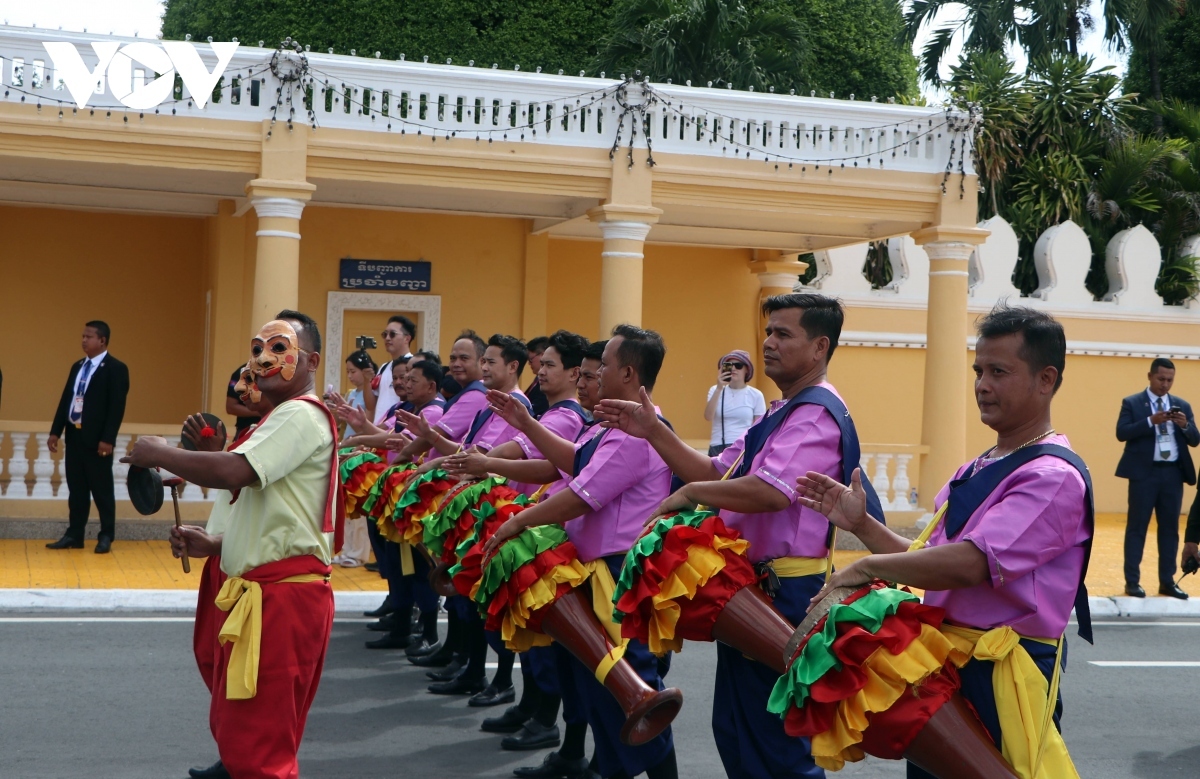Locals hold art performances to welcome President To Lam and his entourage.