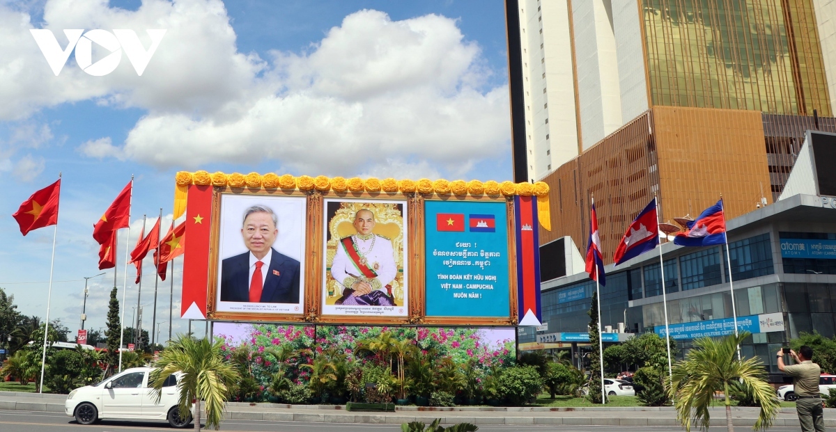 These large posters are hung throughout the main streets in Cambodia to honour the friendship between the two countries.