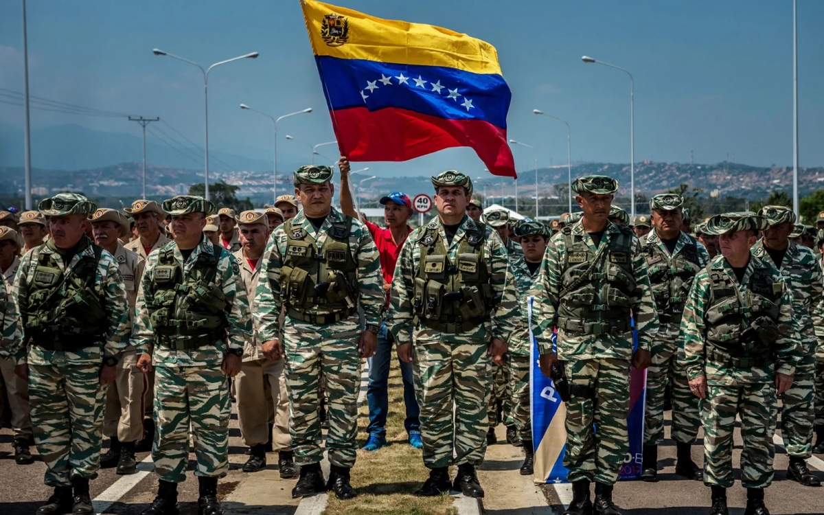 Quân đội và dân quân Venezuela. Ảnh: Nytimes.