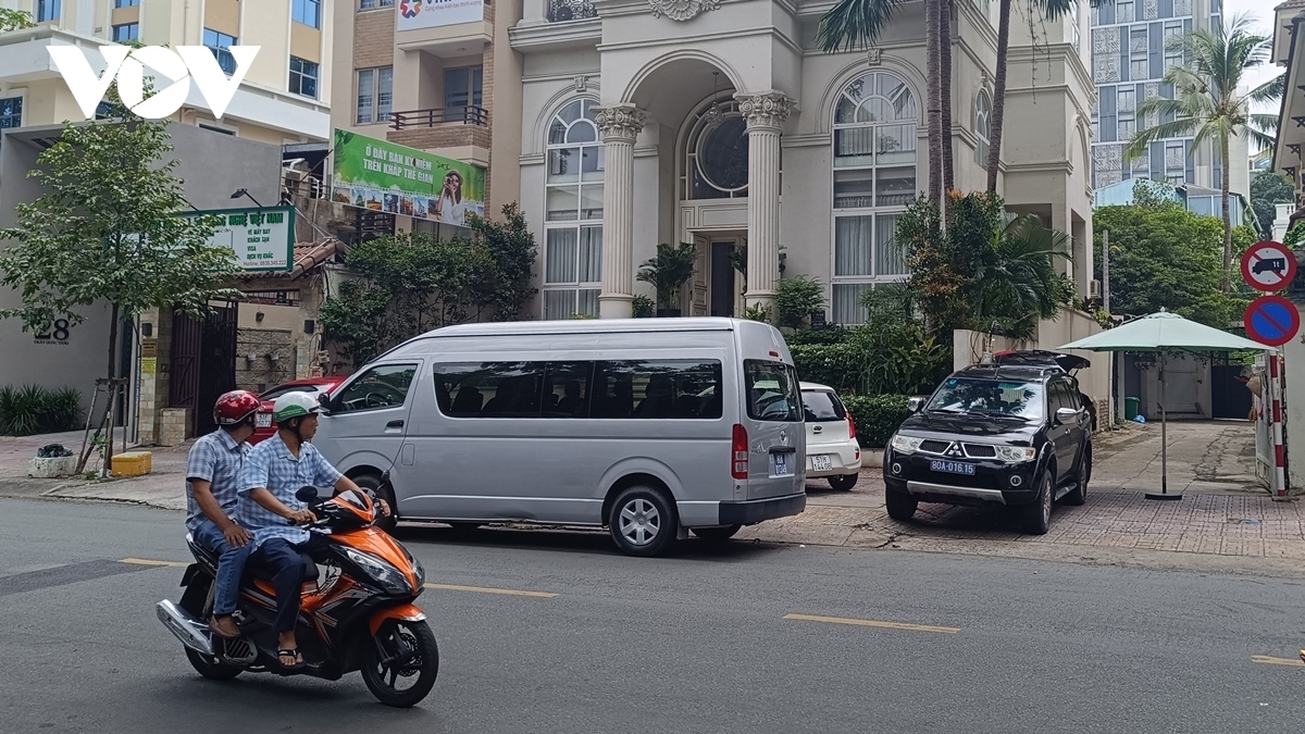 Nhiều xe cảnh sát có mặt trước biệt thự của bà Nguyễn Thị Như Loan trên đường Trần Quốc Thảo, Quận 3, TP.HCM sáng 19/7.