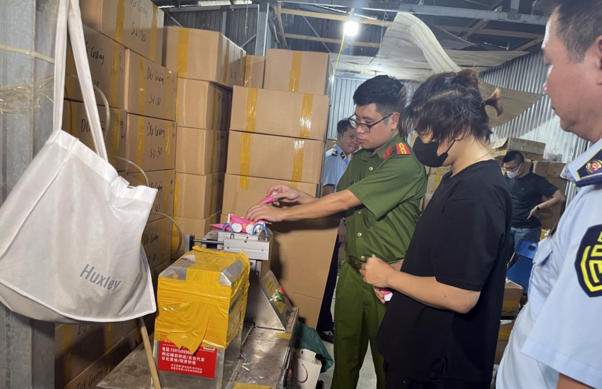 Cảnh sát kiểm tra phát hiện cơ sở vi phạm