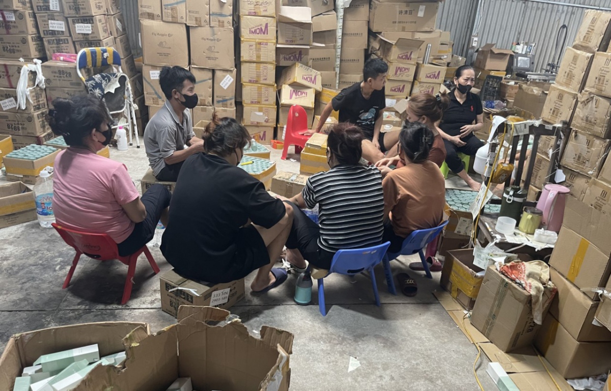Các đối tượng đang thực hiện hành vi vi phạm