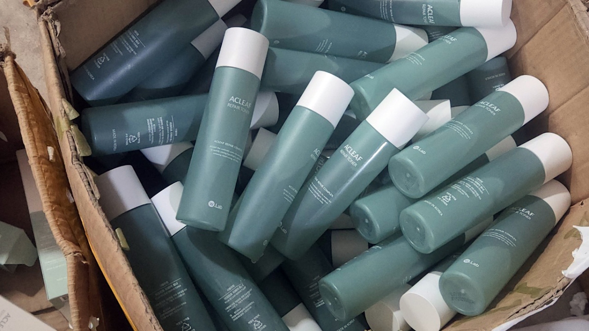 Hơn 30 tấn mỹ phẩm không rõ nguồn gốc, hết hạn sử dụng được dập lại date chuẩn bị đưa ra thị trường tiêu thụ.