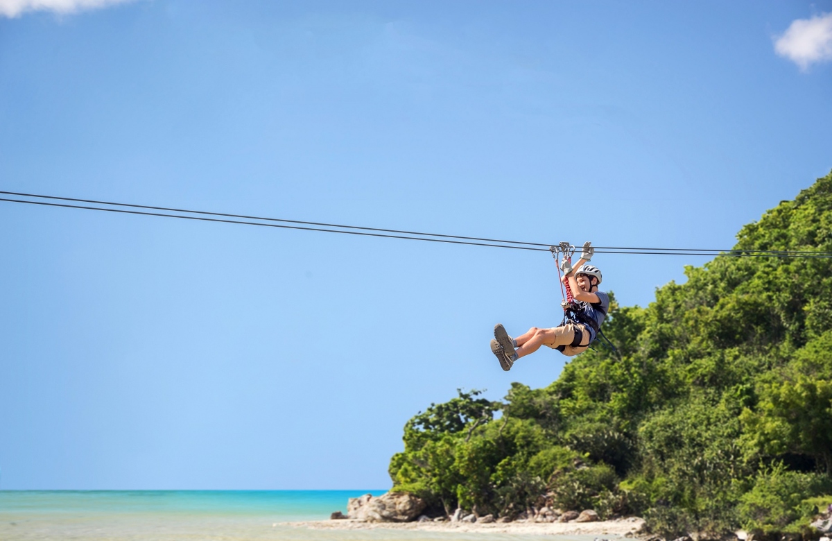 Đường trượt zipline bên bờ biển tại khu nghỉ dưỡng Angsana Quan Lạn, Quảng Ninh