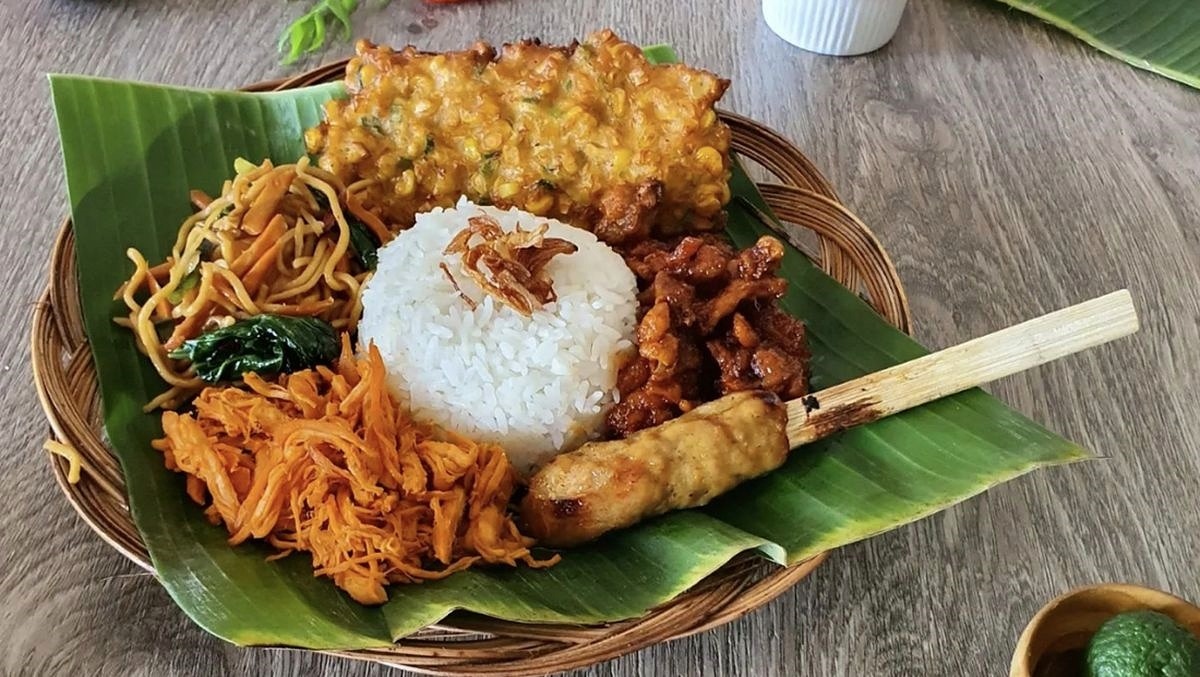 Cơm trộn Bali là món ăn được khách du lịch trên đảo ưa chuộng nhất. Nguồn: Detik