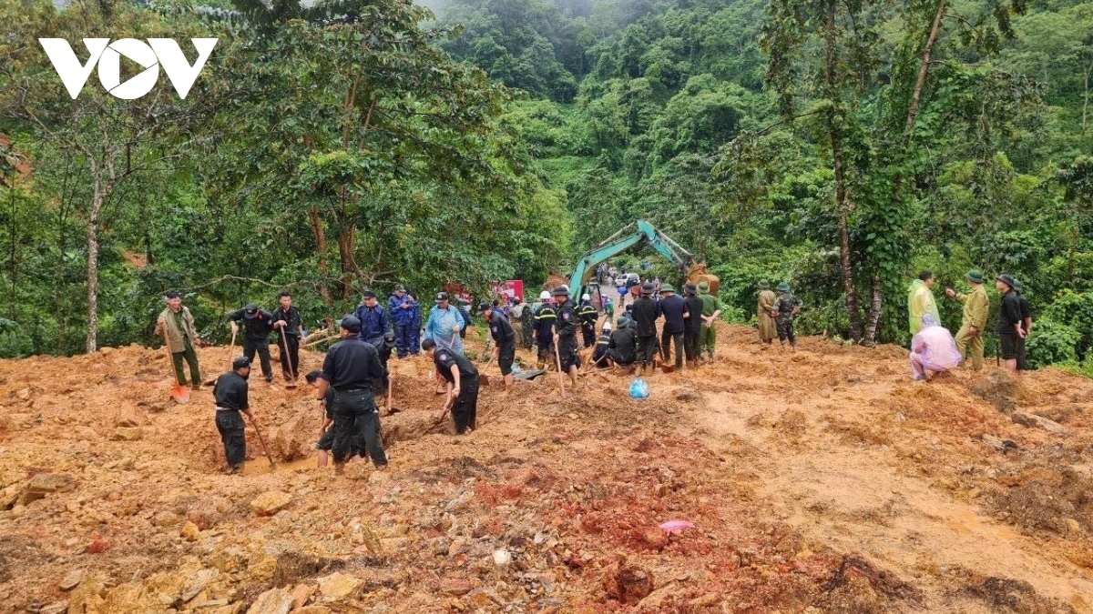 Lực lượng chức năng tìm kiếm nạn nhân trong vụ sạt lở ở Hà Giang