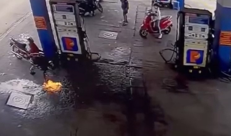 Sau khi tạt xăng, người đàn ông châm lửa đốt (Ảnh cắt từ clip)