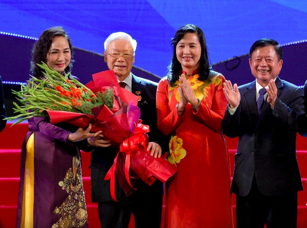 NSND Thuý Mùi (ngoài cùng bên trái) chụp ảnh cùng Tổng Bí thư Nguyễn Phú Trọng và các nghệ sĩ. Ảnh: Danh Khang - Báo Tuổi trẻ.