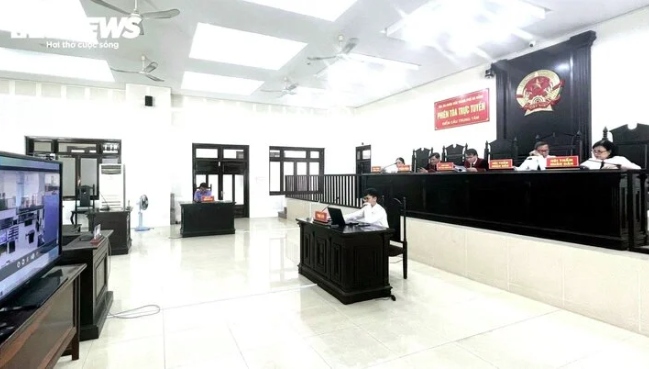 Phiên tòa xét xử trực tuyến với điểm cầu trung tâm tại TAND TP Đà Nẵng và điểm cầu thành phần tại Trại tạm giam Công an TP Đà Nẵng.