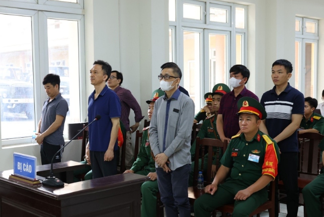 Bị cáo Phan Quốc Việt (ngoài cùng bên trái).