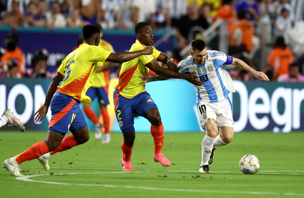 Messi có trận đấu rất khó khăn khi bị đối thủ theo kèm rất rát. 