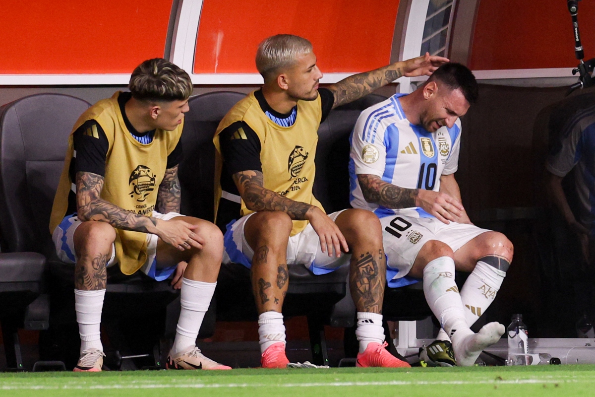 Messi phải nhờ sự động viên của các đồng đội để trấn tĩnh. 