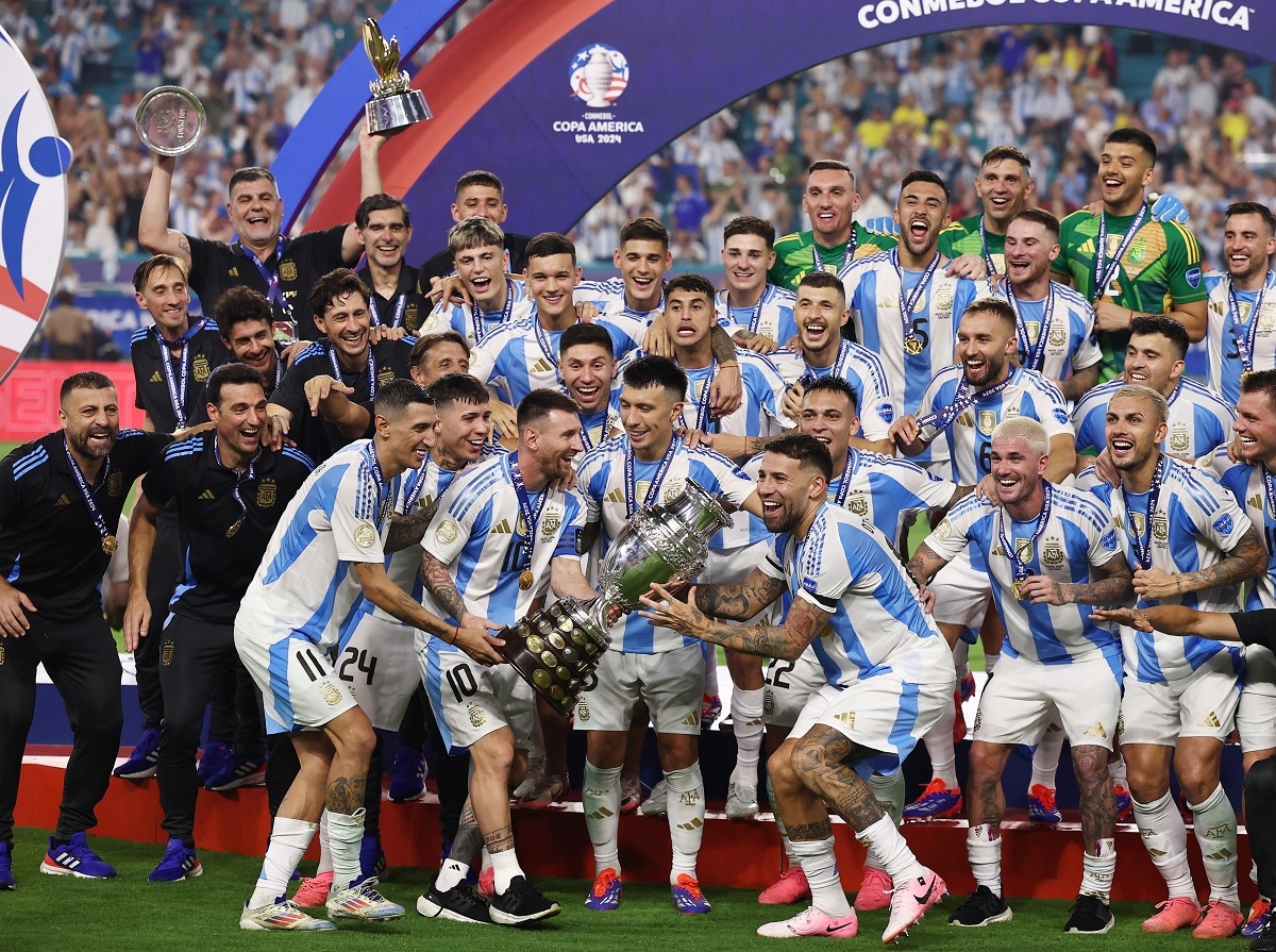 M10 tươi cười nhận cúp vô địch cùng các đồng đội. 