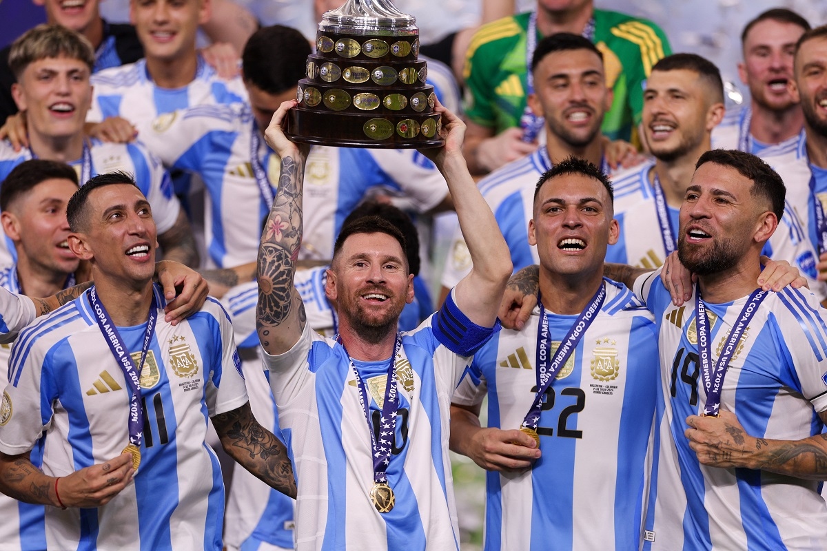 Theo thông tin từ ĐT Argentina, Messi để ngỏ mọi thứ, đồng thời chưa quyết định thời điểm từ giã ĐTQG. HLV Scaloni và lãnh đạo LĐBĐ Argentina sẽ có cuộc nói chuyện với danh thủ 37 tuổi này sau khi tổ chức lễ ăn mừng chức vô địch Copa America 2024. 