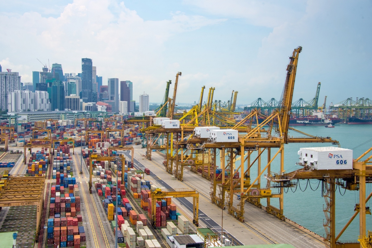 Các container xếp hàng tại Cảng Singapore (Ảnh: Reuters)