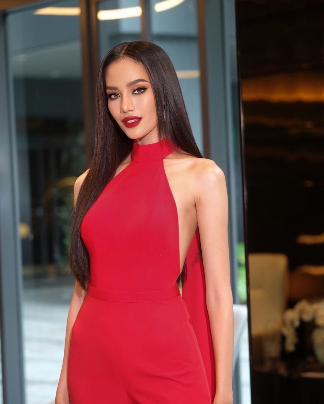 Với vẻ ngoài sắc sảo và thân hình nóng bỏng, người đẹp sinh năm 2004 thường lựa chọn những trang phục ôm sát, cắt xẻ quyến rũ để tôn đường cong cơ thể. Cô cũng là gương mặt quen thuộc trên các sàn diễn thời trang. 