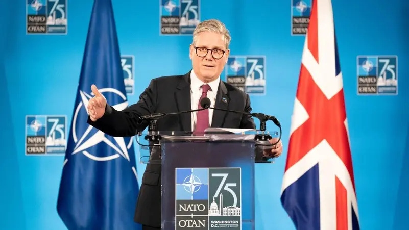 Thủ tướng Anh Keir Starmer phát biểu tại một cuộc họp báo sau Hội nghị thượng đỉnh NATO - Ảnh: Ouest-France