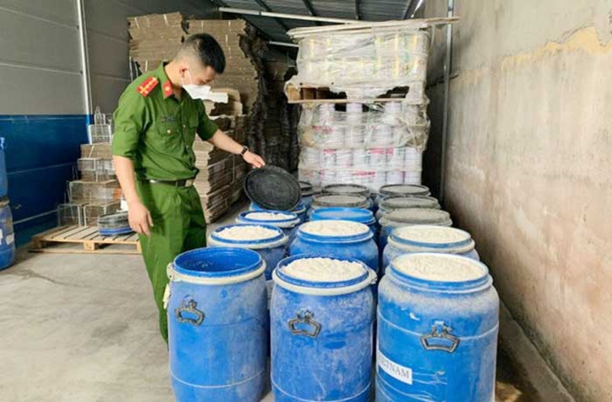 Một xưởng sản xuất "sữa cỏ" bị công an phát hiện và triệt phá.