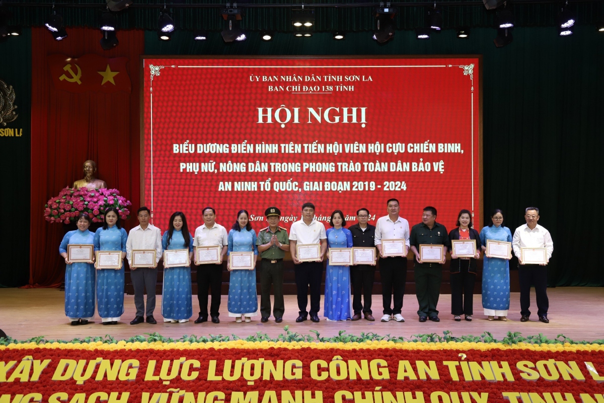Tặng Bằng khen, Giấy khen cho các tập thể, cá nhân có thành tích xuất sắc trong thực hiện phong trào Toàn dân bảo vệ ANTQ.