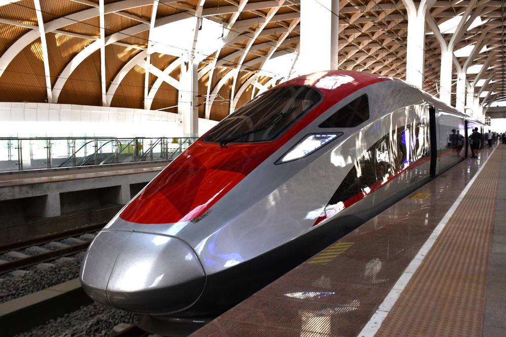 Tàu tốc hành Whoosh có tốc độ lên tới 350km/h.