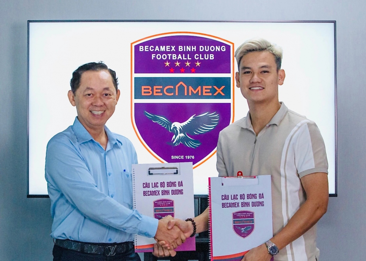 Hồ Tấn Tài chính thức trở lại Bình Dương. (Ảnh: CLB Bình Dương). 