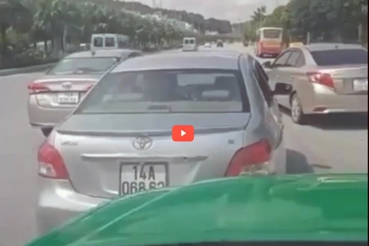 Ba xe 'taxi dù' dàn hàng, tạt đầu, chèn ép một xe taxi khác trên Quốc lộ 18, qua địa phận phường Hà Khẩu, TP Hạ Long, tỉnh Quảng Ninh. (Ảnh cắt từ clip)